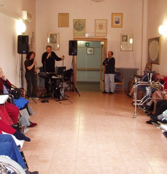 Feste con musica con gli anziani della città