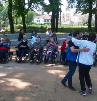 Mattina di musica con gli amici anziani
