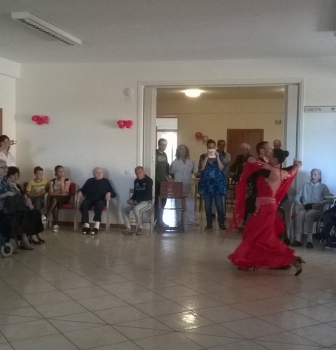 Pomeriggio di musica con gli amici anziani